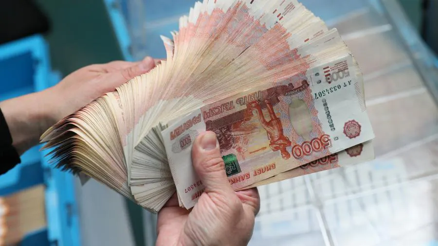 Рубли вновь превращаются в бумагу