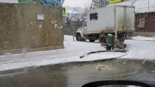 "Третьи сутки из-под земли бьет вода": на улице Ленинского Комсомола вновь прорвало канализацию