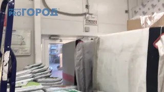 Где-то за этой грудой товаров спрятался эвакуационный выход. Видео от читателя