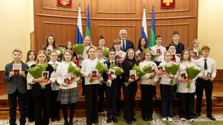 Владимир Уйба вручил паспорта детям в Коми