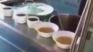 "Недоеденный суп сливают назад в кастрюлю и дают следующей смене" -  в социальной сети появилась жалоба на школьное питание