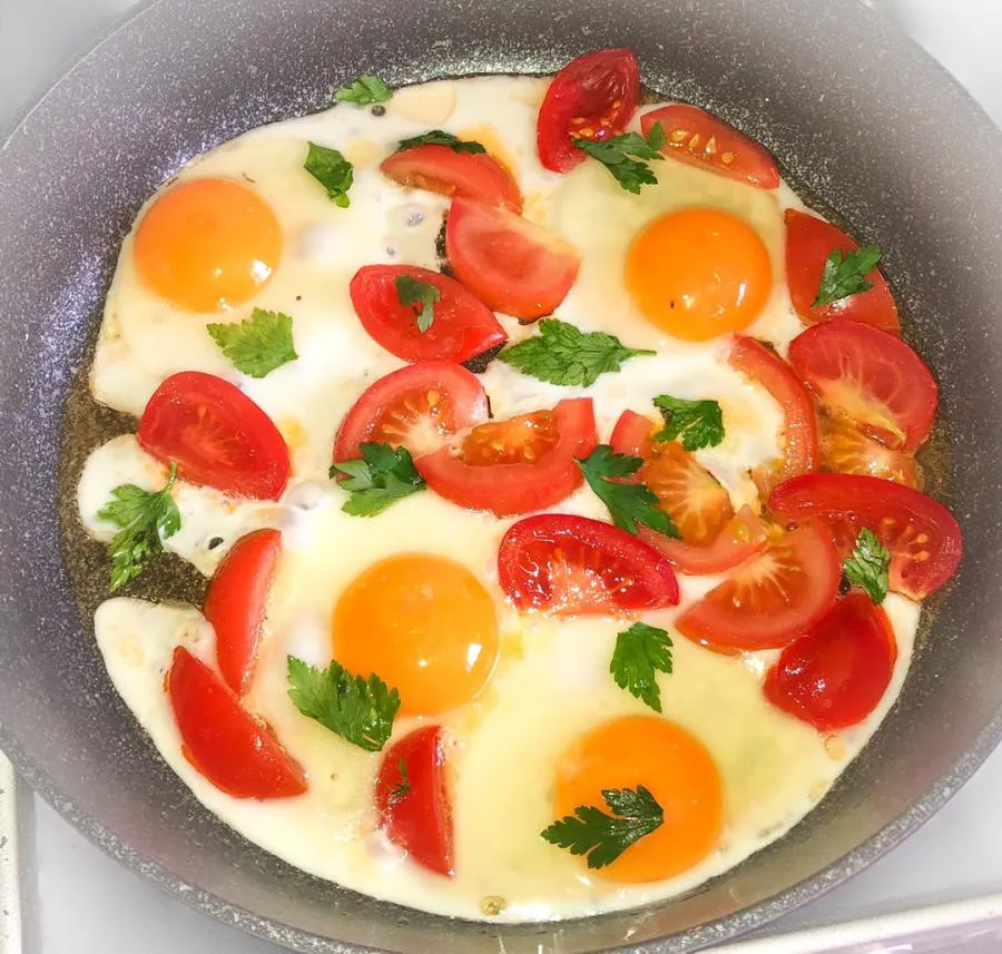 Дополняем и украшаем яичницу помидорами