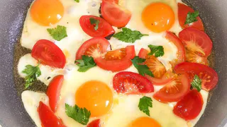 Дополняем и украшаем яичницу помидорами