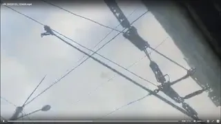 Виновата стрелка: водители вручную переставляют "рога" у троллейбуса