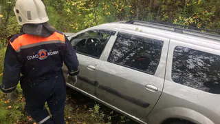 В Коми 5 человек и автомобиль LADA Largus оказались в кювете