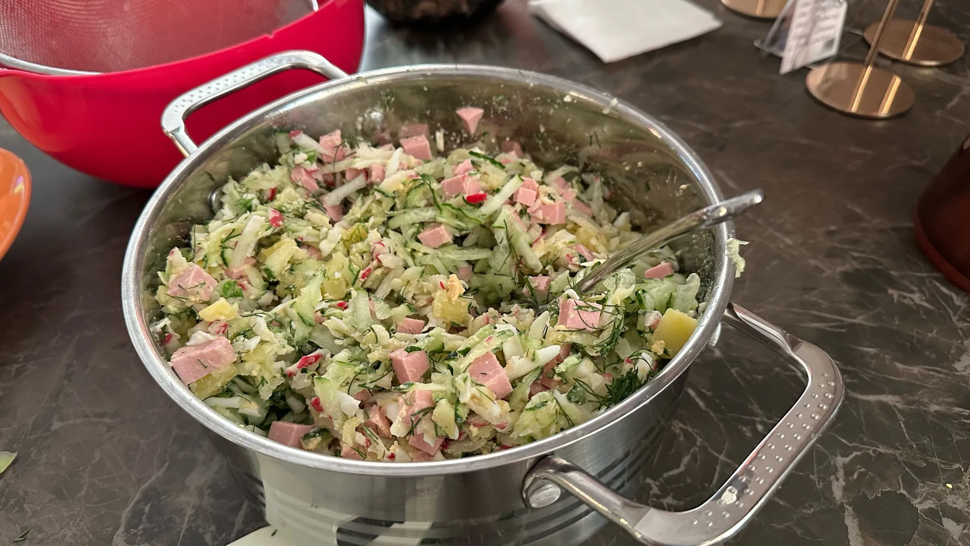 Не квас, и не кефир: в деревнях окрошку заливают только этим — вкус волшебный, освежает в сильную жару