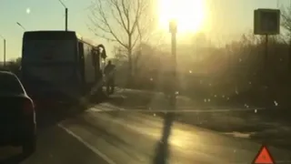 Есть видео: на Северной окружной автобус врезался в “Рено”