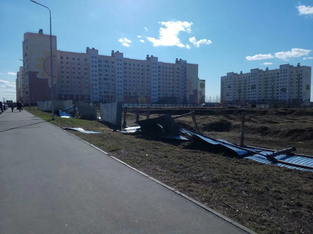 Разбушевался не на шутку: в Нижнекамске ветер снес забор