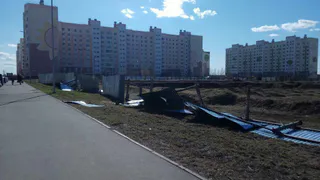 Разбушевался не на шутку: в Нижнекамске ветер снес забор 