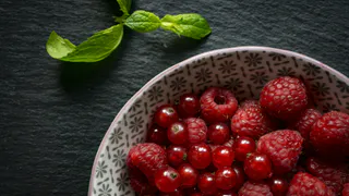 Лучшая весенняя подкормка ягодных: не упустите момент