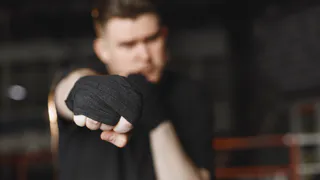 В Рязани 24-летний мужчина сломал рёбра прохожему