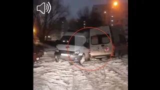 Две кареты скорой помощи застряли в заснеженном дворе