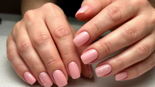 Маникюр после 60 меняют в первую очередь — эти дизайны делают руки визуально моложе