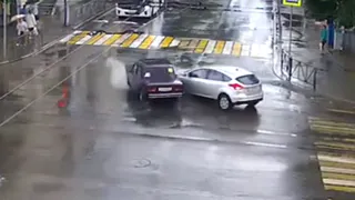 Видео: в ДТП на Циолковского пострадало два человека