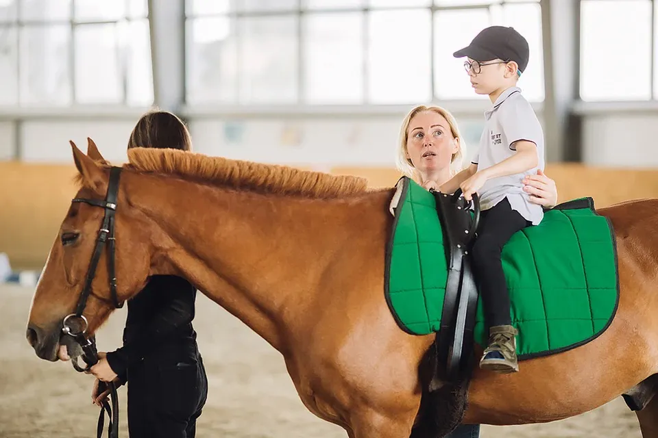 Дети с нарушениями слуха и зрения смогут бесплатно заниматься иппотерапией в Магнитогорске