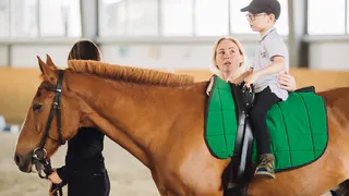 Дети с нарушениями слуха и зрения смогут бесплатно заниматься иппотерапией в Магнитогорске