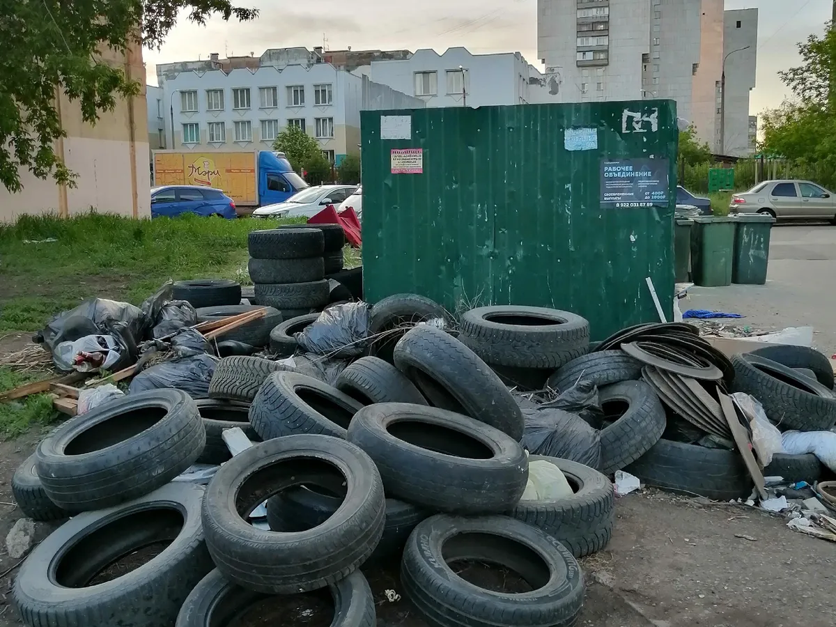 Стихийная свалка покрышек на улице Коробова в Магнитогорске угрожает экологии района