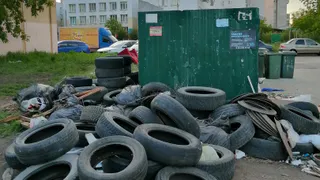 Стихийная свалка покрышек на улице Коробова в Магнитогорске угрожает экологии района