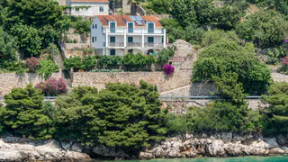 Друг купил дом у моря и теперь локти кусает: Никак не может от него избавиться - расскажу в чем дело