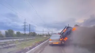  В Магнитогорске лихач на внедорожнике наехал на кучу щебня и протаранил попутный автомобиль