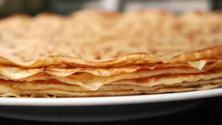 Вливаю это в тесто перед мукой: блины получаются ажурными и тонкими — невероятно вкусные