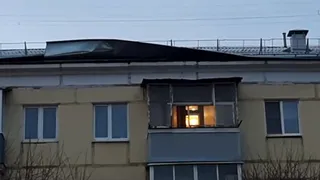 Тихо «шифером» шурша: у рязанского дома из-за погоды просто сносит крышу