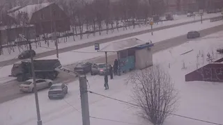 В Рязани в час пик на остановку вылетела машина