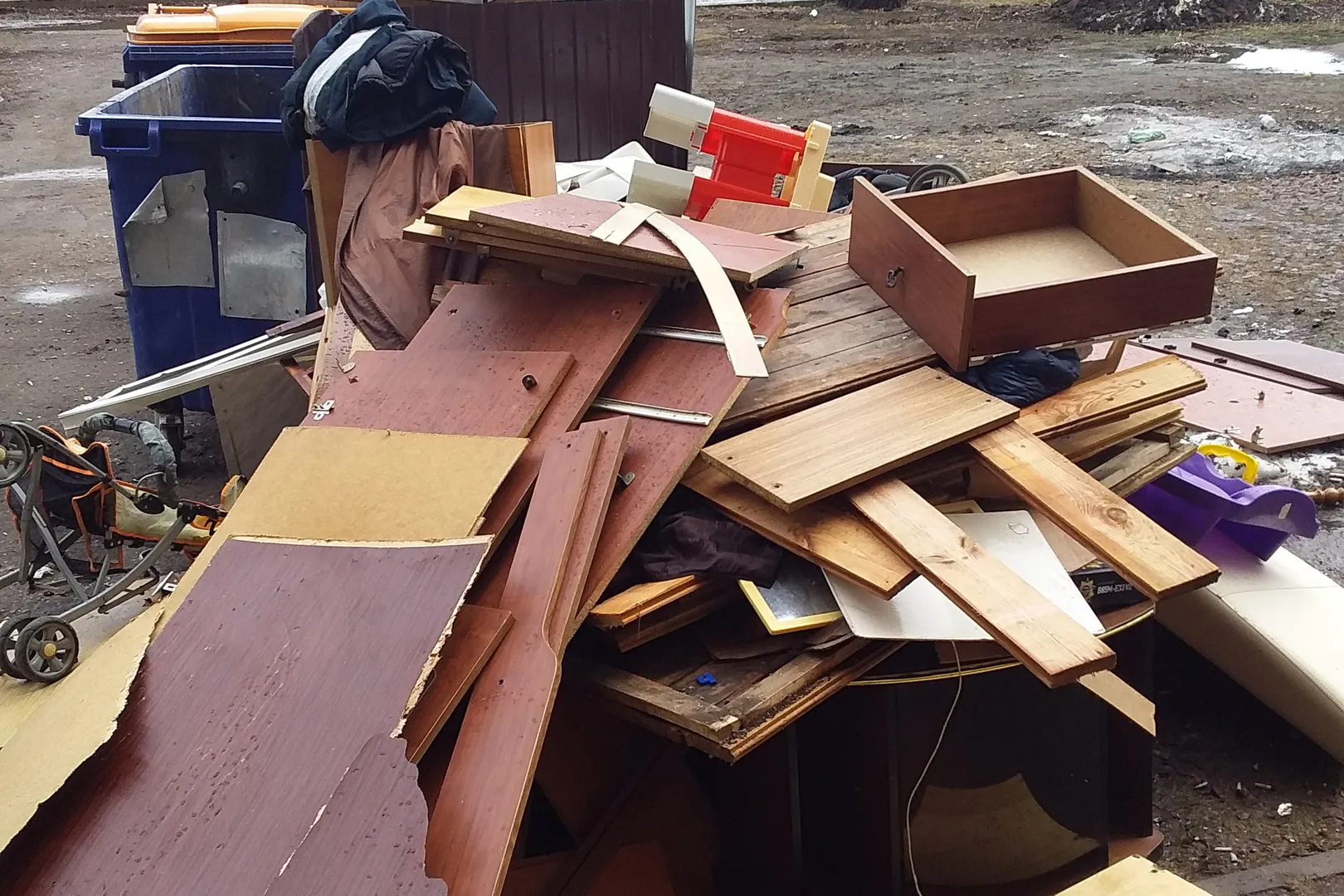 Нижнекамцы просят убрать крупногабаритный мусор со двора