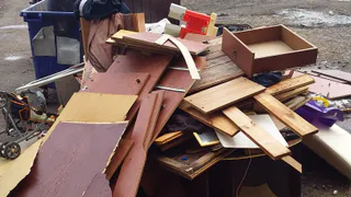 Нижнекамцы просят убрать крупногабаритный мусор со двора 