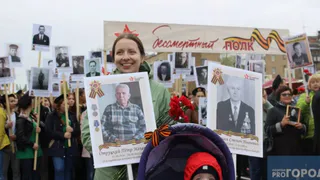 В Рязани отец погибшего на Украине героя в "Бессмертном полку" шел с фото сына