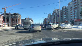 Возле гипермаркета "Глобус" столкнулись две машины