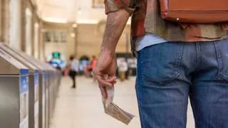 Александровский суд оштрафовал мигранта за въезд в страну по фальшивым документам