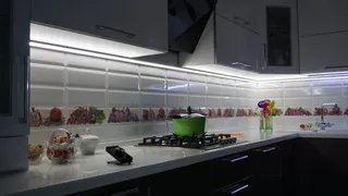 Светодиоды на кухне: как мягкий свет сглаживает острые углы интерьера