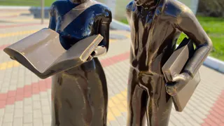 В Белгородской области поставили странный памятник Шурику и Лиде. Сравниваем с рязанским