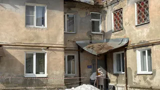 В Кольчугине 8-летняя девочка получила травму после схода льда с крыши дома