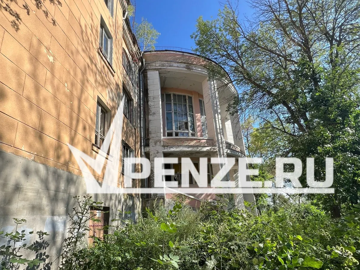 Жители Сердобска просят решить вопрос с опасным заброшенным ДК часового завода