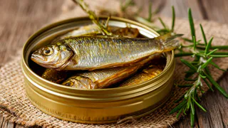 Это не отходы, а секретный ингредиент: я больше не выливаю масло от шпрот - что делаю с ним на кухне