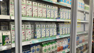 «Простая вода с побелкой»: Росконтроль перечислил марки молока, которые не стоит покупать даже по акции