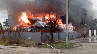 В городе Карабаново вся территория частного дома была охвачена огнем