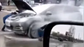 В Южном промузле рядом с заправкой вспыхнул автомобиль - видео