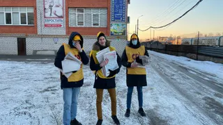 Брянские активисты партии "Справедливая Россия" раздавали газеты