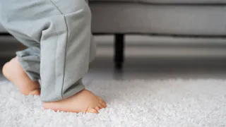 1 щепотка на ворсинки - и ковер пахнет горным воздухом: пятна исчезнут на 3 месяца