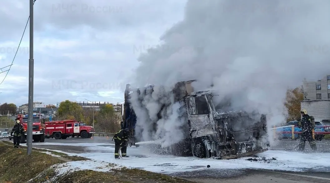 Во Владимире на Тракторной улице воспламенился мусоровоз