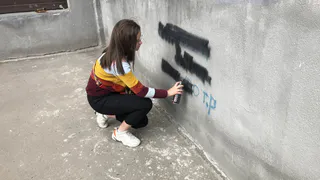 В Рязани волонтеры закрасили граффити с рекламой наркотиков