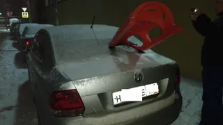 3D наклейки вышли на новый уровень: в Рязани засняли машину, в которую воткнули санки