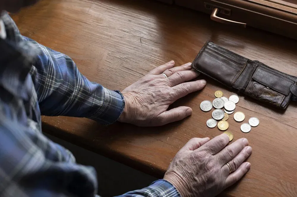 Мошенники воруют деньги, обещая прибавку к пенсии