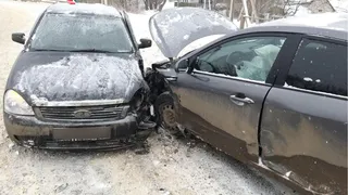Встретились на узкой дорожке: в Скопине столкнулись "Приора" и "Киа Рио"
