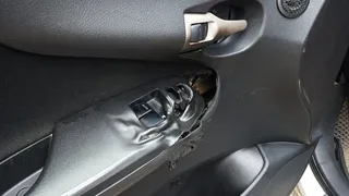 Судебный пристав в Коми оперативно потушил возгорание автомобиля, предотвратив масштабный пожар