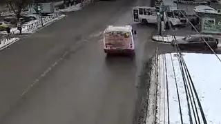 Круто занесло: автобус едва не сбил людей на остановке в Рязани