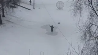 Когда есть желание, но нет возможности: девочка катается на коньках на "пятачке" льда около школы. Видео